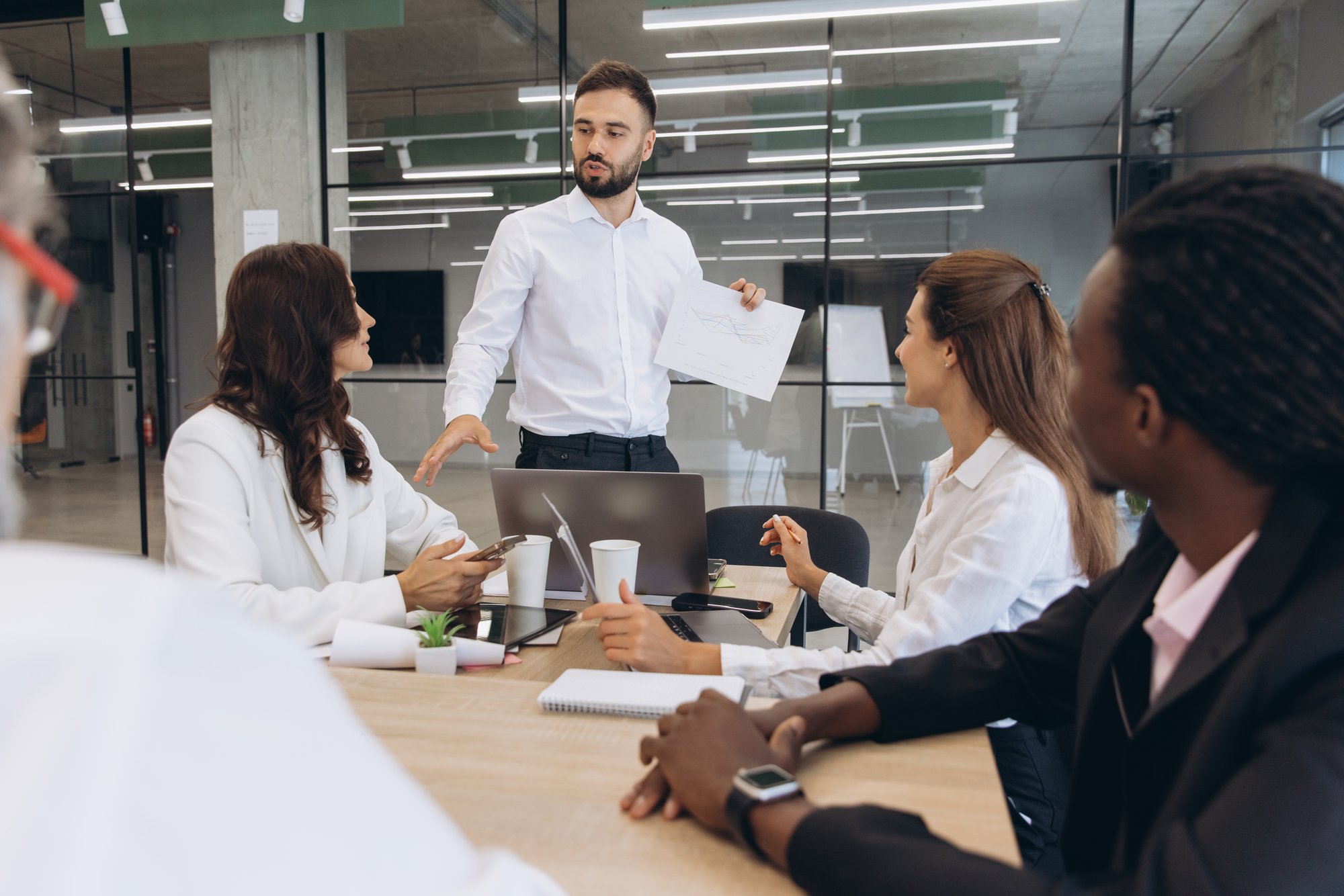 Equipe técnica Visa Negócios em operação industrial